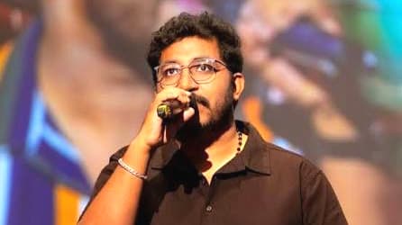 സ്റ്റേജ് പരിപാടിക്കിടെ മുഖ്യമന്ത്രിയുടെ പേര് പരാമർശിച്ചതിൽ ബഹുമാനക്കുറവെന്ന് ആക്ഷേപം; മഹേഷ് കുഞ്ഞുമോന് നേരെ സൈബർ ആക്രമണം