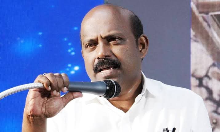 ഉദ്യോഗസ്ഥർ ബാറുകളിലെത്തി കെയ്സ് കണക്കിന് മദ്യം ചോദിക്കുന്നു; എക്സൈസ് കമ്മീഷണറുടെ സാന്നിധ്യത്തിൽ കടുത്ത വിമർശനവുമായി മന്ത്രി എം. ലിജു