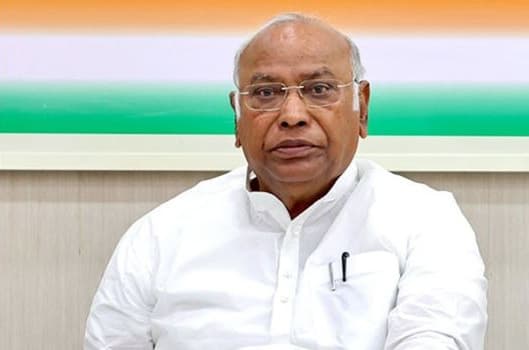 പരീക്ഷാ നിയമ ഭേദഗതി വെറും പ്രഹസനം; ശിക്ഷ കടുപ്പിച്ചത് കൊണ്ട് കാര്യമില്ല, സുതാര്യതയാണ് വേണ്ടതെന്ന് മല്ലികാർജുൻ ഖർഗെ