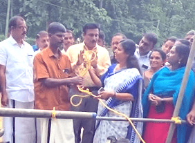വെള്ളപ്പൊക്കത്തിൽ പശുക്കളെ നഷ്ടപ്പെട്ട തീക്കോയിയിലെ കർഷകന് താങ്ങായി മന്ത്രി ബിന്ദു കൃഷ്ണ: നാല് പശുക്കളെ നേരിട്ടെത്തി കൈമാറി