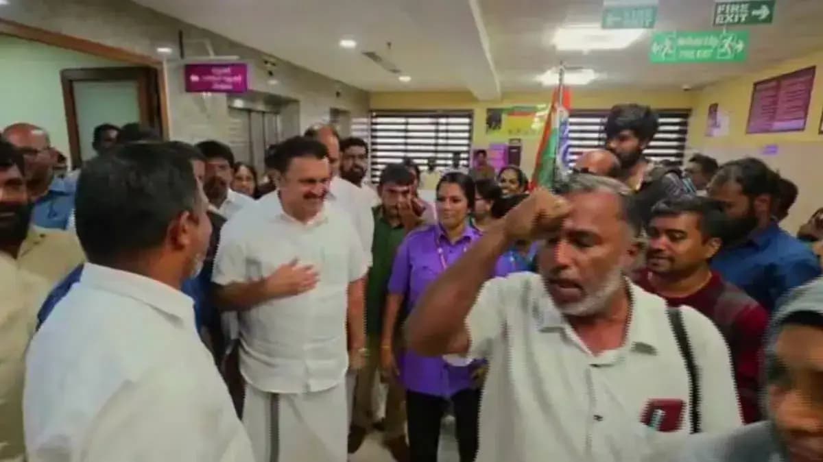പുനലൂർ ആശുപത്രിയിൽ കൊടിയുമായി അഭിവാദ്യം ചെയ്ത സംഭവം: മഴ കാരണമാണ് പ്രവർത്തകർ അകത്തുകയറിയതെന്ന് മന്ത്രി കെ. മുരളീധരൻ