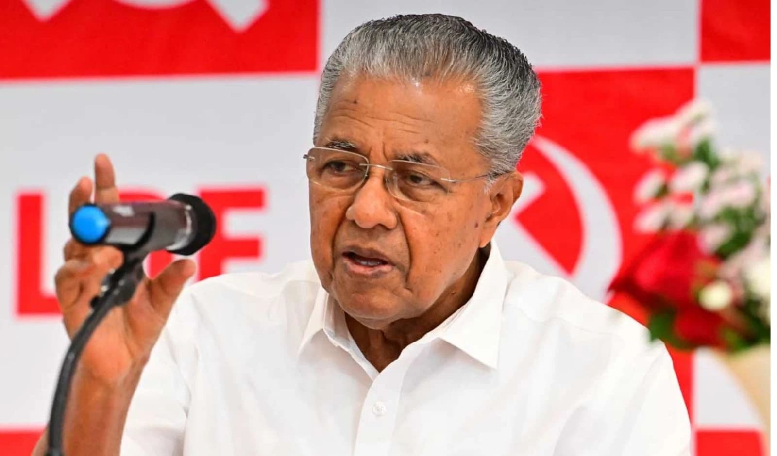 വാർത്താസമ്മേളന കാർഡുകൾ നീക്കിയ സംഭവം: സംസ്ഥാനത്ത് അപ്രഖ്യാപിത സെൻസർഷിപ്പ്; അഭിപ്രായസ്വാതന്ത്ര്യം കവരാൻ മുഖ്യമന്ത്രി ശ്രമിക്കുന്നതായി പിണറായി വിജയൻ