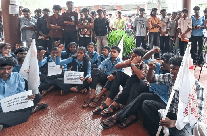 നിലമ്പൂർ ഗവ. ഐടിഐ ഹോസ്റ്റലിൽ ഭക്ഷണം മുടങ്ങി; വിദ്യാർത്ഥികളുടെ കുത്തിയിരിപ്പ് സമരം, ക്യാമ്പസിലേക്ക് എസ്.എഫ്.ഐ മാർച്ച്