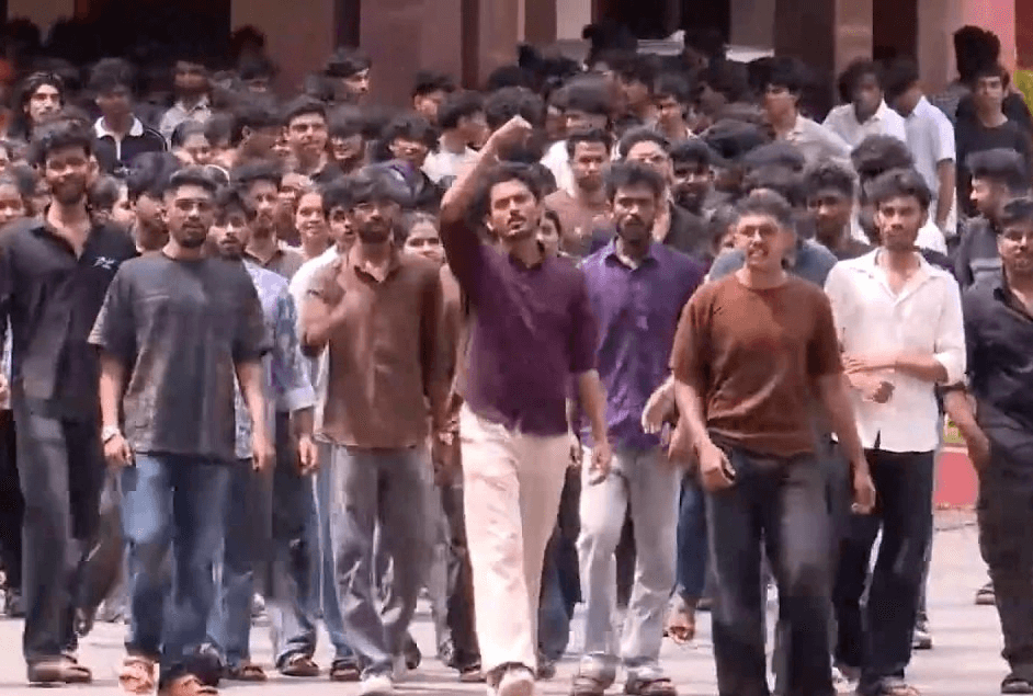 വിദ്യാർത്ഥി മിർച്ചി മാർപ്പുവിന്റെ ആത്മഹത്യ: കോതമംഗലം എം.എ കോളേജിൽ സമരം ഇരമ്പുന്നു; സെക്രട്ടറിയുടെ വാഹനം തടഞ്ഞ് വിദ്യാർത്ഥികൾ