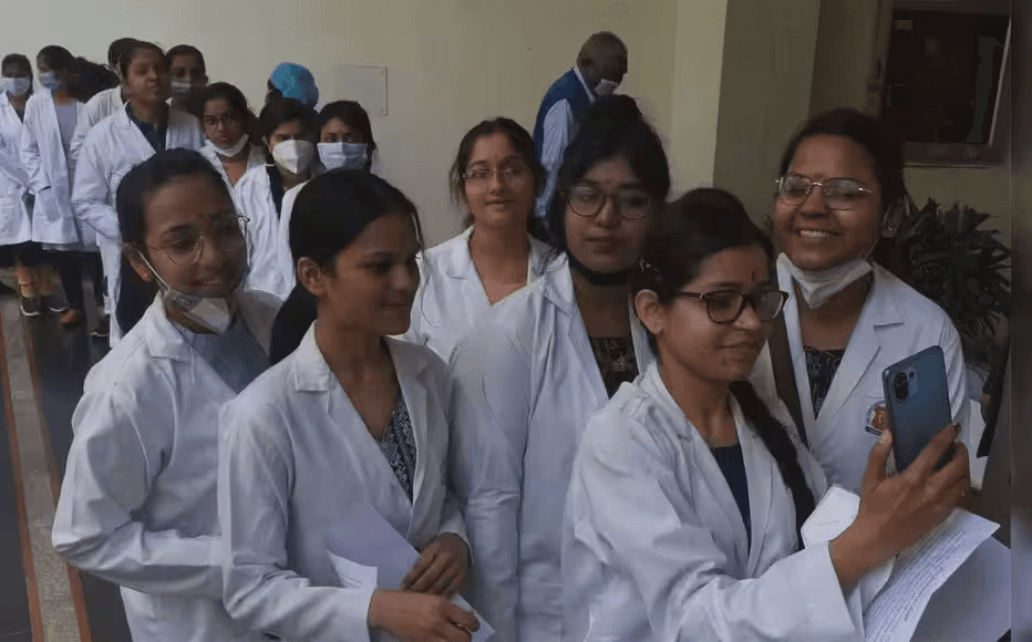 എം.ബി.ബി.എസ് വിദ്യാർത്ഥികൾക്ക് ആശ്വാസം: സംസ്ഥാനത്തെ മെഡിക്കൽ പ്രവേശന തീയതി സെപ്റ്റംബർ 5 വരെ നീട്ടി