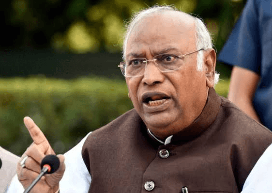 വന്ദേമാതര വിവാദം: സ്വകാര്യ ചടങ്ങുകൾക്ക് നിയമം ബാധകമല്ലെന്ന് കോൺഗ്രസിന് നിയമോപദേശം; പരാതികൾ അടിസ്ഥാനരഹിതമെന്ന് മല്ലികാർജുൻ ഖാർഗെ