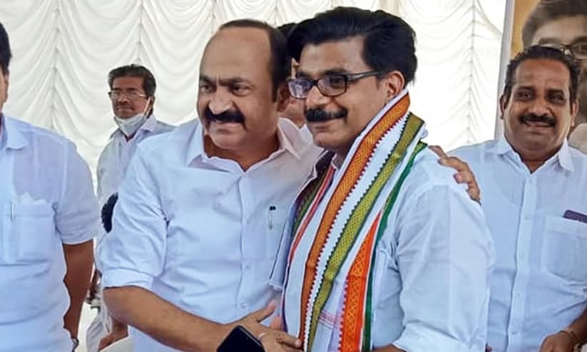 മൂവാറ്റുപുഴയെ പ്രത്യേക ജില്ലയാക്കണം: മുഖ്യമന്ത്രിയോട് ഓണസമ്മാനം ആവശ്യപ്പെട്ട് മാത്യു കുഴൽനാടൻ; വിഷയം ഗൗരവമായി പരിശോധിക്കുമെന്ന് വി.ഡി. സതീശൻ