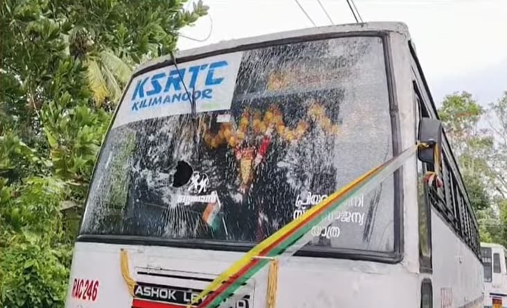 തിരുവനന്തപുരത്ത് നിർത്തിയിട്ടിരുന്ന കെ.എസ്.ആർ.ടി.സി പ്രിയദർശിനി ബസുകൾക്ക് നേരെ കല്ലേറ്; ചില്ലുകൾ തകർത്തു