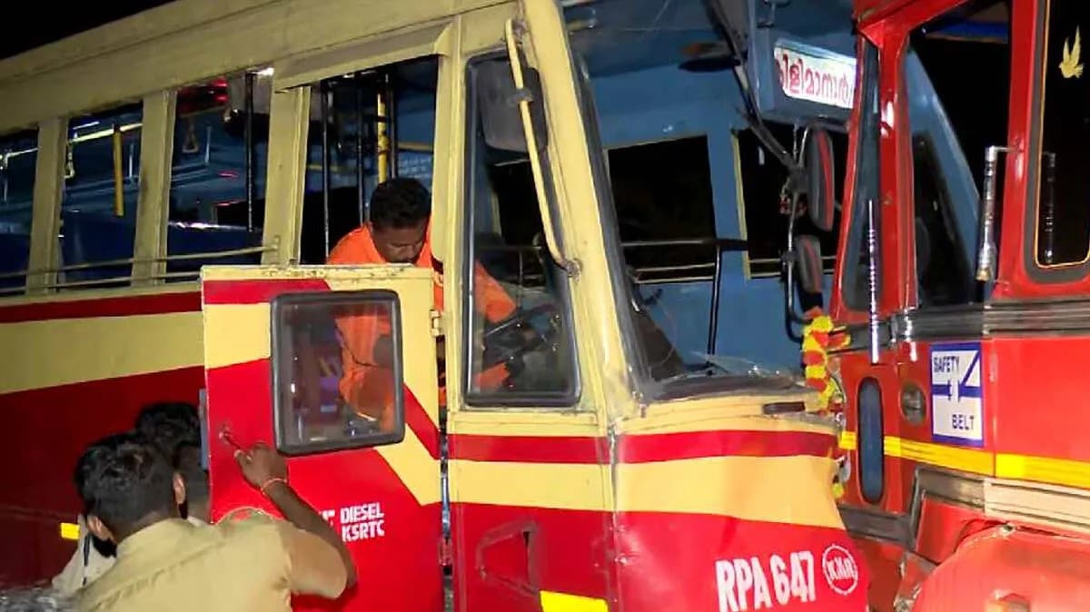 വട്ടപ്പാറയിൽ ഓവർടേക്കിംഗിനിടെ കെ.എസ്.ആർ.ടി.സി ബസിലേക്ക് ടാങ്കർ ലോറി പാഞ്ഞുകയറി അപകടം; ഇരുപതോളം പേർക്ക് പരിക്ക്