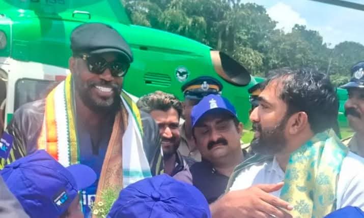 പുതുപ്പള്ളിയിലെത്തി അന്തരിച്ച മുൻ മുഖ്യമന്ത്രി ഉമ്മൻചാണ്ടിയുടെ കല്ലറയിൽ ആദരാഞ്ജലി അർപ്പിച്ച് ക്രിക്കറ്റ് താരം ക്രിസ് ഗെയിൻ