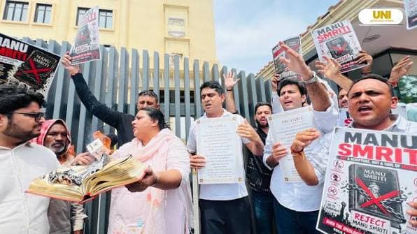 മല്ലികാർജുൻ ഖർഗെയ്ക്കെതിരായ ജാതിവിവേചനം: ആർ.എസ്.എസ് ആസ്ഥാനത്തിന് മുന്നിൽ മനുസ്മൃതി അഗ്നിക്കിരയാക്കി യൂത്ത് കോൺഗ്രസ് പ്രതിഷേധം
