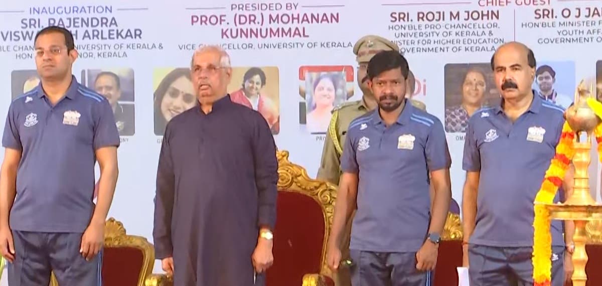 ദേശീയ കായികദിനാഘോഷത്തിൽ വന്ദേമാതരം പൂർണ്ണരൂപത്തിൽ ആലപിച്ചു; ഗവർണറോടൊപ്പം മന്ത്രിമാരും വൈസ് ചാൻസലറും വേദി പങ്കിട്ടു