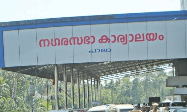 പാലാ നഗരസഭയിലെ കൂറുമാറ്റം: ചെയർപേഴ്സൺ മായാ രാഹുൽ ഉൾപ്പെടെയുള്ള യു.ഡി.എഫ് വിമത കൗൺസിലർമാർക്ക് തെരഞ്ഞെടുപ്പ് കമ്മീഷന്റെ നോട്ടീസ്