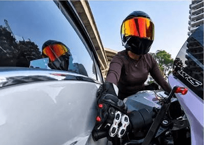 ഗുരുഗ്രാമിൽ വ്‌ലോഗറായ യുവതിയുടെ ബൈക്കിന് നേരെ കാർ യാത്രികന്റെ അതിക്രമം; വാഹനം ഇടിച്ചുവീഴ്ത്തിയ സംഭവത്തിൽ ദുരൂഹത