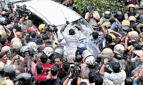 ഇ.ഡി ഉദ്യോഗസ്ഥർക്ക് നേരെയുണ്ടായ ആക്രമണം: ഇരുപതാം പ്രതിയുടെ ജാമ്യവ്യവസ്ഥകളിൽ ഇളവ് നൽകി കോടതി
