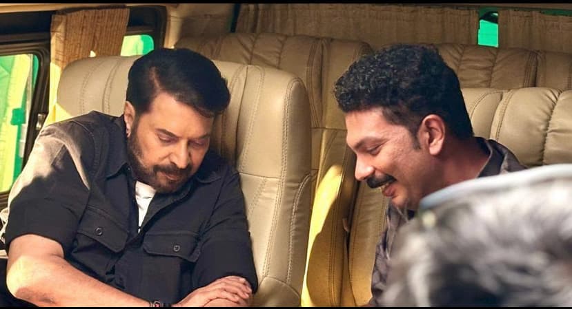 'നോക്കണ്ണാ, മമ്മൂക്കയും ഞാനും ഒരേ ഫ്രെയിമിൽ... ശബ്ദമിടറി, കണ്ണുനിറഞ്ഞുപോയി'; തിയേറ്റർ അനുഭവം പങ്കുവെച്ച് ആനന്ദ് മന്മഥന്റെ കുറിപ്പ്