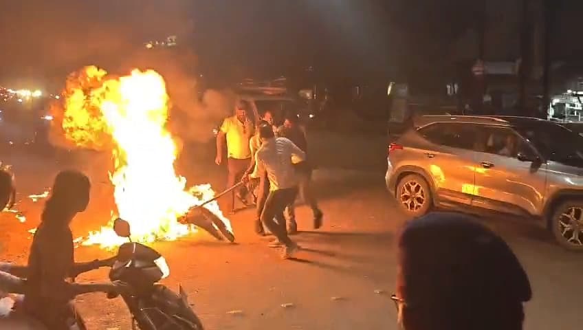 പ്രധാനമന്ത്രിയുടെ പിറന്നാൾ ദിനത്തിൽ കോലം കത്തിച്ച് പ്രതിഷേധം; ഗുജറാത്തിൽ 21 കർഷകർക്കെതിരെ കേസ്, യു.പിയിലും നിയമനടപടി