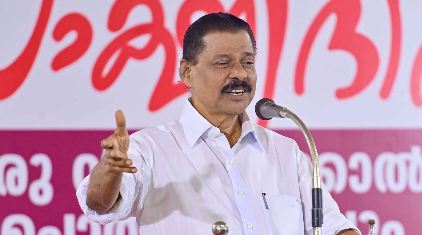 സ്പോൺസേർഡ് യാത്രയിൽ മുഖ്യമന്ത്രിയുടെ പ്രതികരണം ജനാധിപത്യവിരുദ്ധം; ഒളിച്ചുവെക്കാൻ ഒന്നുമില്ലെങ്കിൽ തുറന്നുപറയാൻ മടിക്കുന്നതെന്തിനെന്ന് എം.വി. ഗോവിന്ദൻ