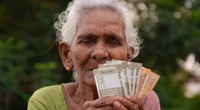 സാധാരണക്കാർക്ക് ആശ്വാസം; ക്ഷേമപെൻഷൻ അർഹതാ മാനദണ്ഡങ്ങളിൽ നിന്ന് എസിയും 1000 സിസിയിൽ താഴെയുള്ള ചെറുവാഹനങ്ങളും ഒഴിവാക്കി