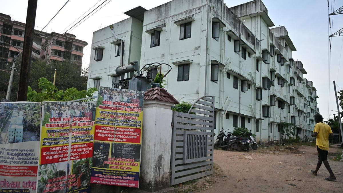 ഗുരുതര നിർമ്മാണപ്പിഴവുകൾ; മുണ്ടംവേലി പി ആൻഡ് ടി ഫ്ലാറ്റിലെ താമസക്കാരെ ഉടൻ മാറ്റിപ്പാർപ്പിക്കണമെന്ന് ഹൈക്കോടതിയിൽ അമിക്കസ് ക്യൂറി റിപ്പോർട്ട്