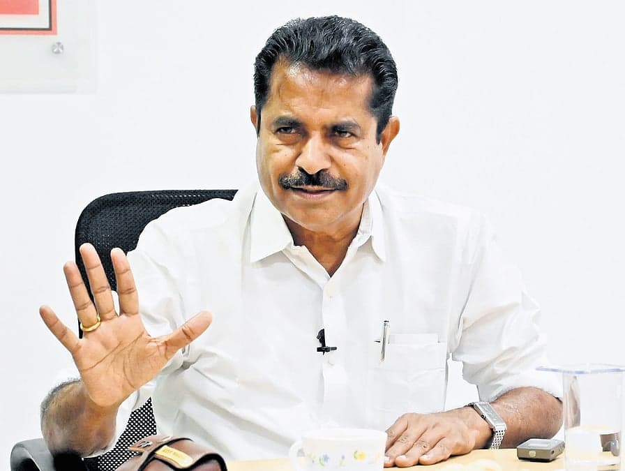 വി.ഡി. സതീശന്റെ അറിവോടെയാണോ തന്നെ യുഡിഎഫ് കൺവീനറാക്കിയത് എന്നതിൽ സംശയമുണ്ടെന്ന് അടൂർ പ്രകാശ്; പ്രധാന തീരുമാനങ്ങൾ വേദിയിലുണ്ടായിട്ടും അറിയിച്ചില്ലെന്ന് വെളിപ്പെടുത്തൽ