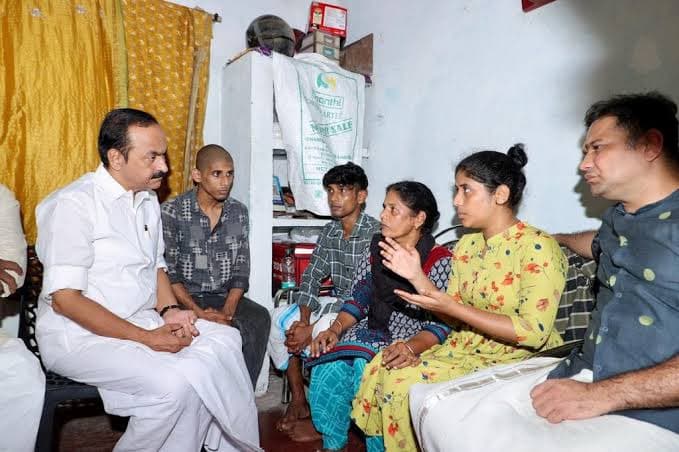 ചേരാനല്ലൂർ വാഹനാപകടം: കൊല്ലപ്പെട്ട ജയബാലകൃഷ്ണന്റെ വീട് സന്ദർശിച്ച് മുഖ്യമന്ത്രി വി.ഡി. സതീശൻ; നീതി ഉറപ്പാക്കുമെന്ന് ഉറപ്പ്