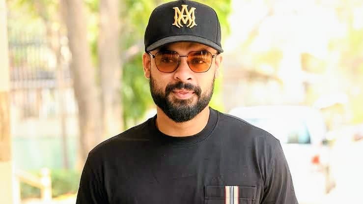 വിദ്യാർത്ഥി സമരത്തിന് പിന്തുണ അറിയിച്ചതിന് പിന്നാലെ നടൻ ടൊവിനോ തോമസിന്റെ വീടിന് മുന്നിൽ യുവമോർച്ച പ്രതിഷേധം
