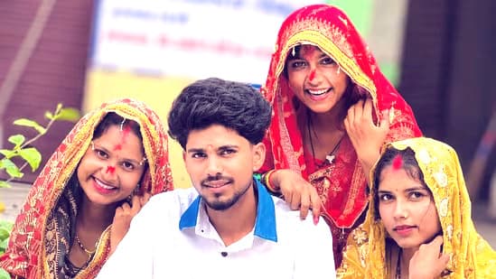 അകന്നു കഴിയാനാവാതെ ഒരേ യുവാവിനെ വിവാഹം കഴിച്ച് മൂന്ന് സഹോദരിമാർ; വ്ലോഗർമാർക്ക് വരൻ ക്യാമറാമാൻ; സംഭവം യുപിയിൽ