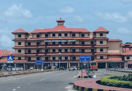നെടുമ്പാശ്ശേരി വിമാനത്താവളത്തിൽ മദ്യലഹരിയിൽ യുവാക്കളുടെ വിളയാട്ടം; സ്പൈസ് ജെറ്റ് ജീവനക്കാർക്ക് നേരെ അസഭ്യവർഷം