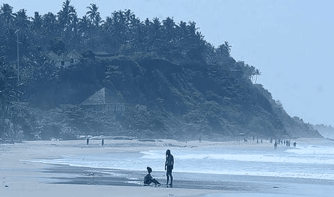 ശക്തമായ തിരമാല: വർക്കല പാപനാശത്തും കാപ്പിലും സഞ്ചാരികൾക്ക് വിലക്ക്