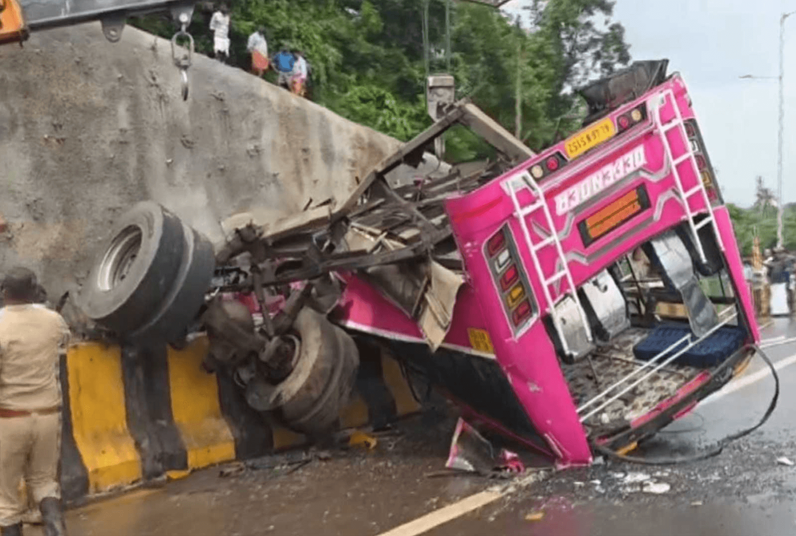 കുറ്റിപ്പുറത്ത് സ്വകാര്യ ബസ് തലകീഴായി മറിഞ്ഞ സംഭവം: കാരണം അമിതവേഗതയെന്ന് മോട്ടോർ വാഹന വകുപ്പ്