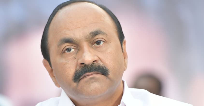 ഹെലികോപ്റ്റർ യാത്രയെച്ചൊല്ലി രണ്ട് ദിവസങ്ങളിലായി പരസ്പരവിരുദ്ധമായ വിശദീകരണങ്ങൾ നൽകി മുഖ്യമന്ത്രി വി.ഡി. സതീശൻ