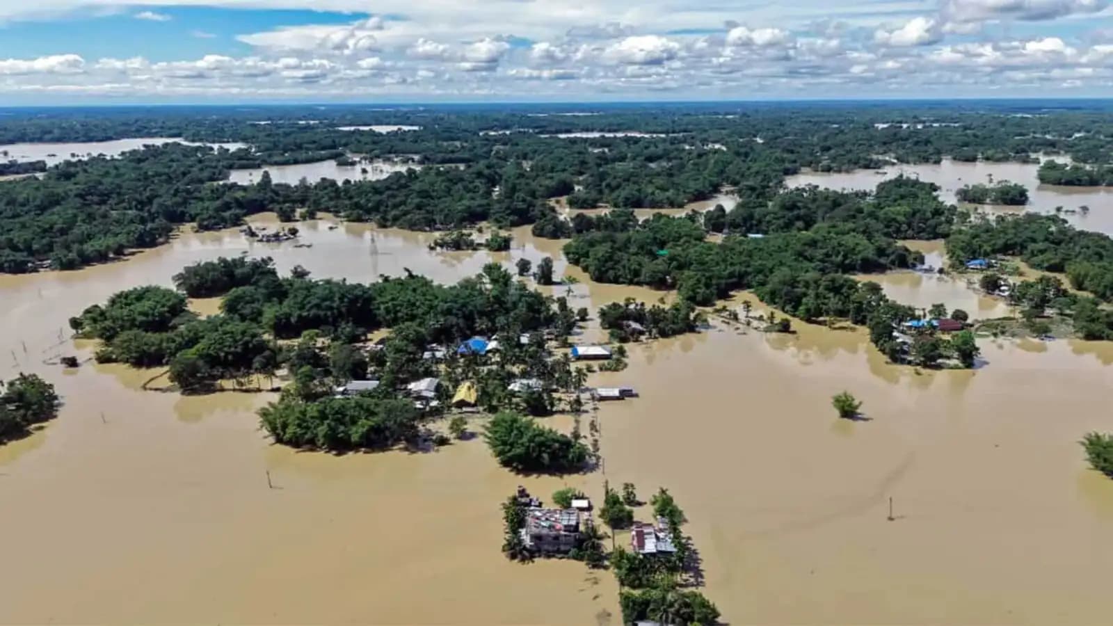 കനത്ത മഴയിൽ വിറച്ച് രാജ്യം: അസമിൽ പ്രളയമരണം 96 ആയി; അരലക്ഷത്തോളം പേർ ദുരിതാശ്വാസ ക്യാമ്പുകളിൽ