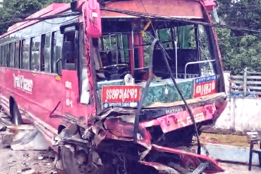 കുന്നംകുളത്ത് സ്വകാര്യ ബസ് നിയന്ത്രണം വിട്ടുണ്ടായ അപകടത്തിൽ മരണം രണ്ടായി; പരിക്കേറ്റയാളെ തൃശൂർ അമല ആശുപത്രിയിലേക്ക് മാറ്റി