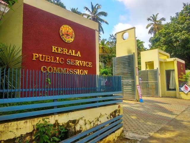 പി.എസ്.സി ചെയർമാന്റെ ഔദ്യോഗിക വാഹനത്തിന് ലോഗ് ബുക്കില്ല; യാത്രാവിവരങ്ങൾ മറച്ചുവെക്കുന്നത് കടുത്ത ചട്ടലംഘനം
