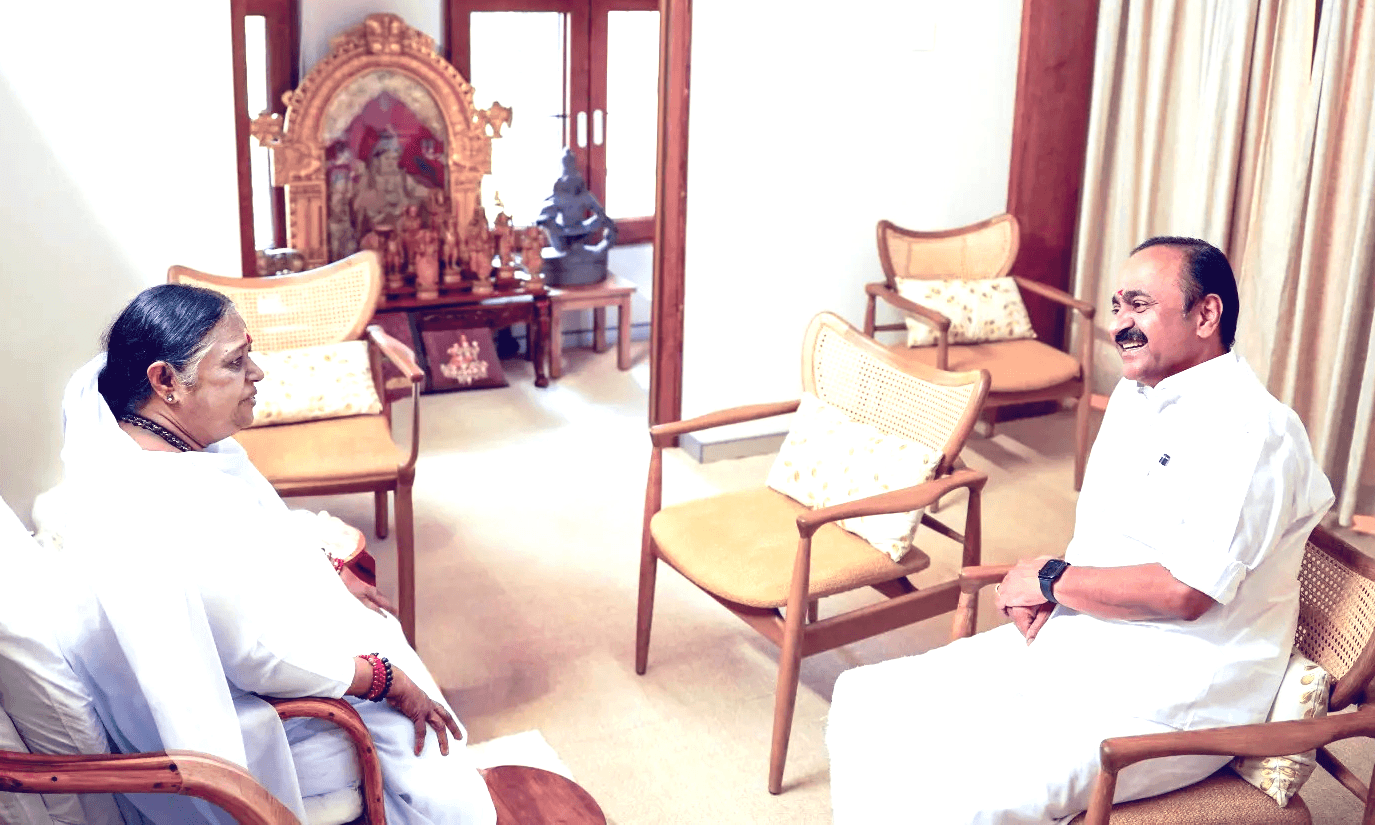 അമൃതപുരിയിലെത്തി അമൃതാനന്ദമയിയുമായി കൂടിക്കാഴ്ച നടത്തി മുഖ്യമന്ത്രി വി.ഡി. സതീശൻ