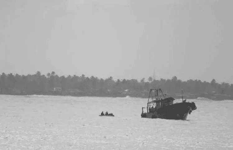 ലക്ഷദ്വീപിൽ കടൽ പട്രോളിംഗിനിടെ പോലീസ് ബോട്ട് തലകീഴായി മറിഞ്ഞു; രണ്ട് ഉദ്യോഗസ്ഥർക്കായി തിരച്ചിൽ