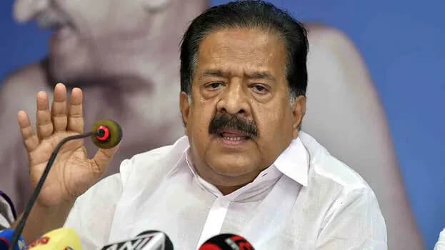 ഫോട്ടോ എടുക്കുന്നവരുടെ ജാതകം നോക്കാനാകില്ല; ലഹരിക്കേസ് വിഷയത്തിൽ മുഖ്യമന്ത്രിക്ക് പിന്തുണയുമായി ആഭ്യന്തര മന്ത്രി രമേശ് ചെന്നിത്തല