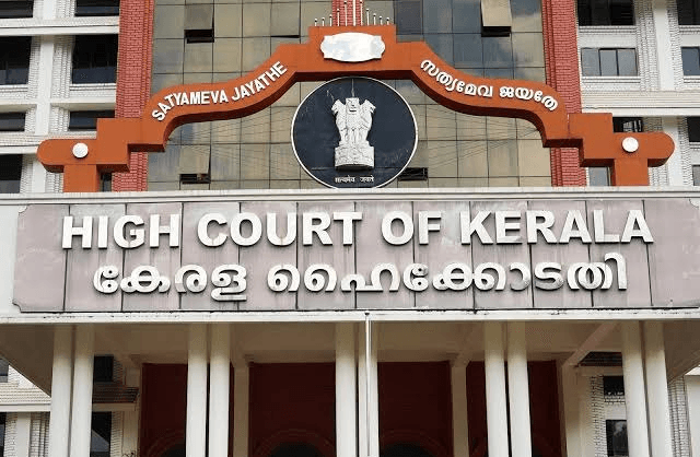 ഫ്രീഡം ക്വിസ് സവർക്കർ വിവാദം: സസ്പെൻഷൻ റദ്ദാക്കണമെന്ന് ആവശ്യപ്പെട്ട് അധ്യാപകൻ ഹൈക്കോടതിയിൽ