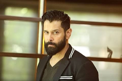 വംശനാശഭീഷണി നേരിടുന്ന ലാർ ഗിബ്ബൺ കുരങ്ങിനെ കൈവശം വെച്ച സംഭവം: നടൻ വിക്രമിന് വനംവകുപ്പിന്റെ നോട്ടീസ്; മൂന്ന് ദിവസത്തിനകം വിശദീകരണം നൽകണം