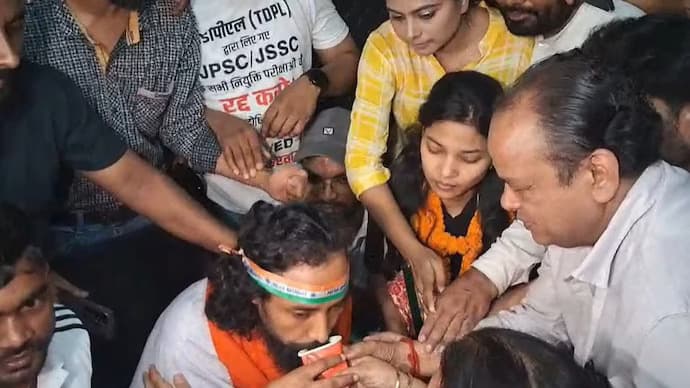 ജാർഖണ്ഡിൽ JSSC-CGL പരീക്ഷകളും ഫലങ്ങളും റദ്ദാക്കി; ടിഡിപിഎൽ റിക്രൂട്ട്മെന്റുകൾക്കെതിരായ നിരാഹാര സമരം അവസാനിപ്പിച്ച് ദേവേന്ദ്ര നാഥ് മഹാതോ