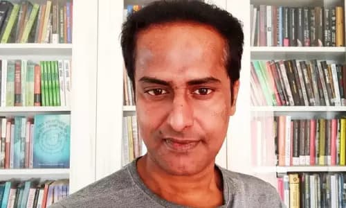മാധ്യമപ്രവർത്തകൻ രവി നായരുടെ വസതികളിൽ ഗുജറാത്ത് പൊലീസിന്റെ റെയ്ഡ്; ലാപ്ടോപ്പുകൾ പിടിച്ചെടുത്തു, സുപ്രീം കോടതിയെ സമീപിക്കും