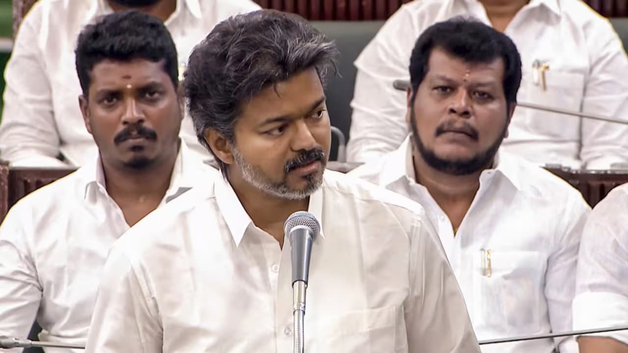 പുലർച്ചെ 4 മണിക്ക് വിളിച്ച് വകുപ്പുകളുടെ പ്രവർത്തനം വിലയിരുത്തും; മുഖ്യമന്ത്രി വിജയ് പ്രവർത്തിക്കുന്നത് 20 മണിക്കൂറെന്ന് മന്ത്രി ആധവ് അർജുന