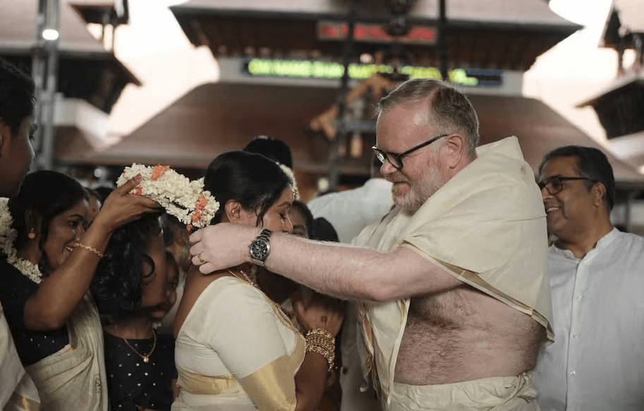 ഒരു പതിറ്റാണ്ട് നീണ്ട പ്രണയസാഫല്യം: മലയാളി യുവതി നിതിൻ ചന്ദിന് ഗുരുവായൂരിൽ വെച്ച് താലിചാർത്തി സ്കോട്ടിഷ് പാർലമെന്റംഗം മാർട്ടിൻ ഡേ