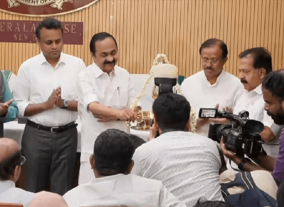 കേരള ഹൗസ് ഓണാഘോഷത്തിനിടെ പി.കെ. ശ്രീമതിയെ വേദിയിലേക്ക് ക്ഷണിച്ച് മുഖ്യമന്ത്രി വി.ഡി. സതീശൻ; ഇത്തവണത്തേത് 'തൂഫാൻ ഓണ'മെന്ന് രമേശ് ചെന്നിത്തല
