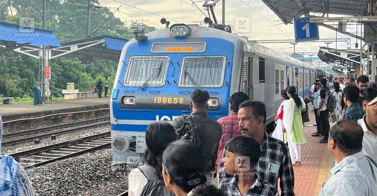 ട്രെയിനിനുള്ളിൽ ചോർന്നൊലിച്ച് മഴവെള്ളം; എറണാകുളം-കൊല്ലം മെമുവിൽ കുടപിടിച്ച് യാത്രക്കാർ, റെയിൽവേ അവഗണിക്കുന്നതായി പരാതി
