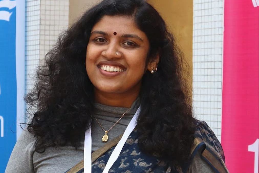 വയനാട് ദുരിതാശ്വാസ ഫണ്ട് തട്ടിയതുപോലെ സംസ്ഥാന ഖജനാവ് കാലിയാക്കരുത്; ഒ.ജെ. ജനീഷിന് മറുപടിയുമായി ചിന്താ ജെറോം