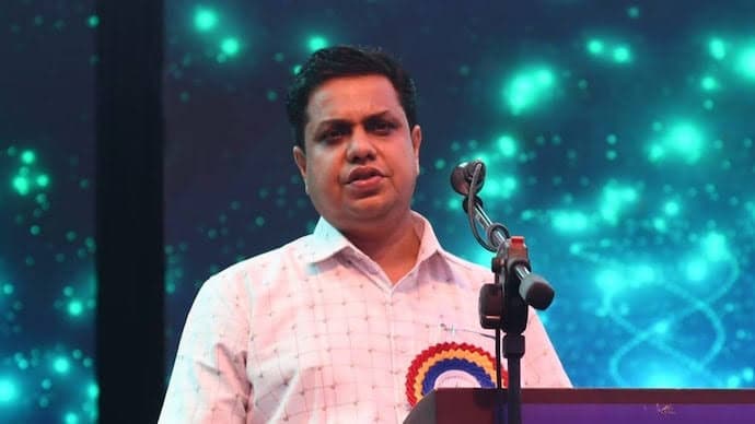 അദ്വൈത ദർശനം നൽകിയ ഗുരുദേവൻ പുതുമടിശീലക്കാരുടെ മടിയിൽ പിടഞ്ഞു വീഴുന്നു; വെള്ളാപ്പള്ളിക്ക് മറുപടിയുമായി എ.എൻ. ഷംസീർ