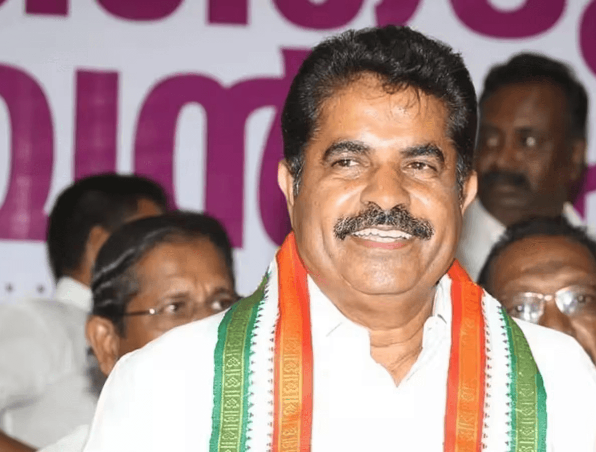ഇരട്ടപ്പദവിയെ തള്ളിപ്പറയുന്നവർ പണ്ട് രണ്ട് സ്ഥാനങ്ങൾ വഹിച്ചിരുന്നോ എന്ന് നോക്കണം'; കെ.പി.സി.സി അധ്യക്ഷ പദവിയിലേക്ക് പരോക്ഷ സൂചന നൽകി അടൂർ പ്രകാശ്