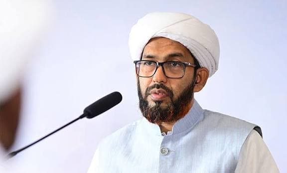 നബിദിന റാലികളിൽ പെൺകുട്ടികളെ നിരത്തിലിറക്കി തുള്ളിച്ചു; കാന്തപുരത്തിന്റെ പ്രസ്താവനയെ ന്യായീകരിച്ച് ഡോ. അബ്ദുൽ ഹകീം അസ്ഹരി